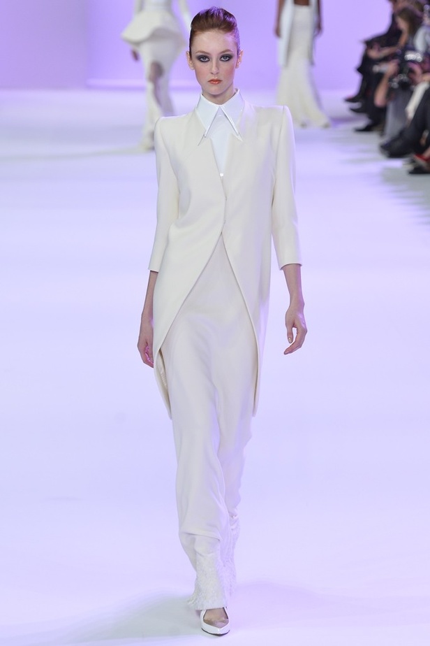 Stéphane Rolland أناقة الاصفر ورقيّ الابيض