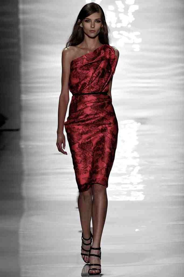 REEM ACRA تغزل الأنوثة بخيوط رومانسية