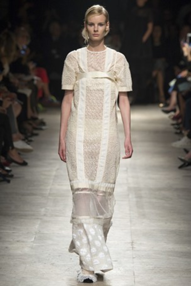 أناقة Rochas تنضح بجمال الأبيض والأسود