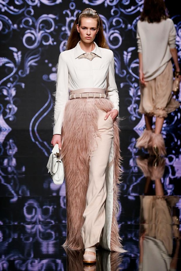 لمسات الفرو والشراريب تغمر عروض Aigner