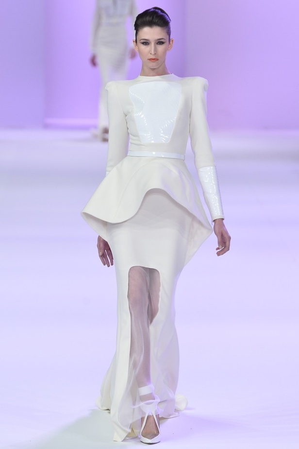 Stéphane Rolland أناقة الاصفر ورقيّ الابيض