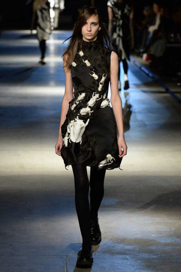 أزياء Giles... تفاصيل صغيرة تصنع الدهشة