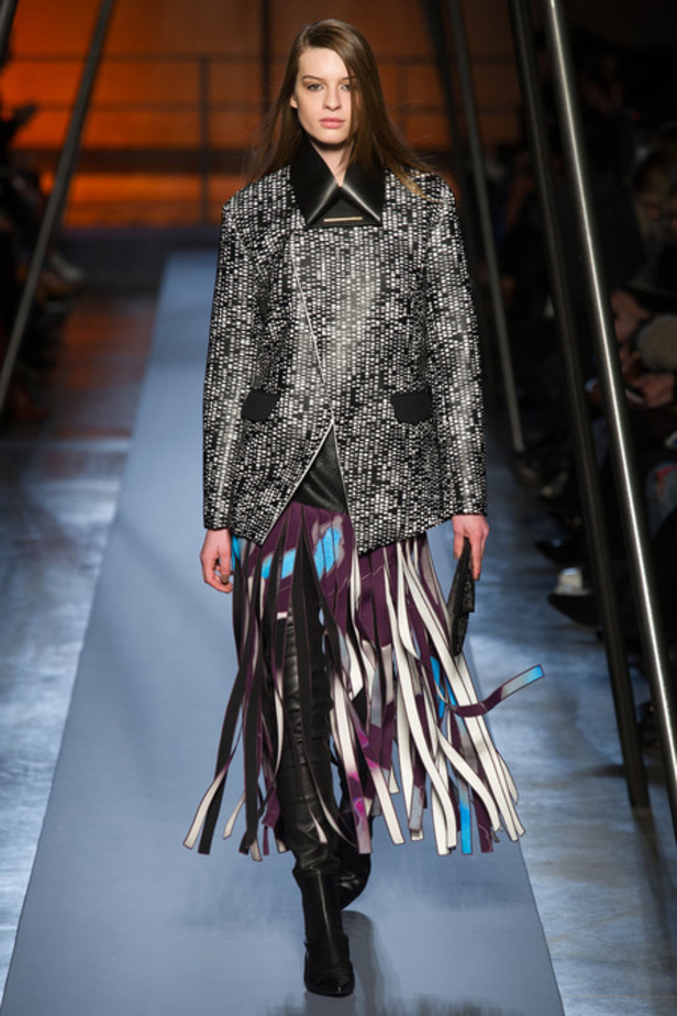 Roland Mouret خريف غير عادي بالأحمر 