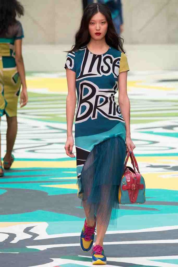 الطيور والنحل أعلى زهور BURBERRY PRORSUM