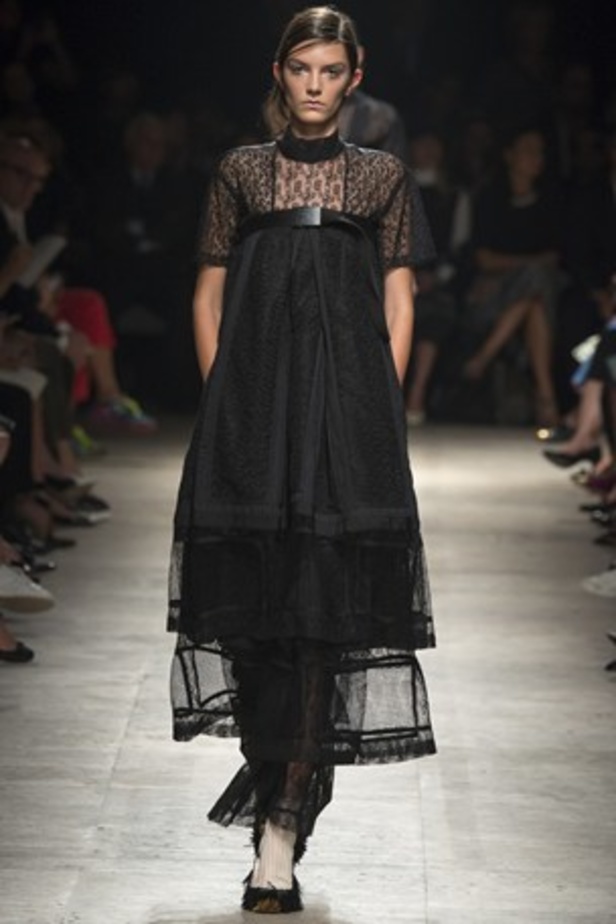 أناقة Rochas تنضح بجمال الأبيض والأسود