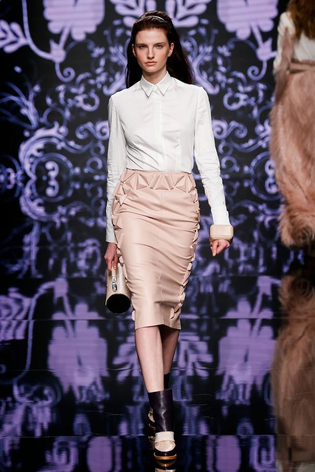 لمسات الفرو والشراريب تغمر عروض Aigner