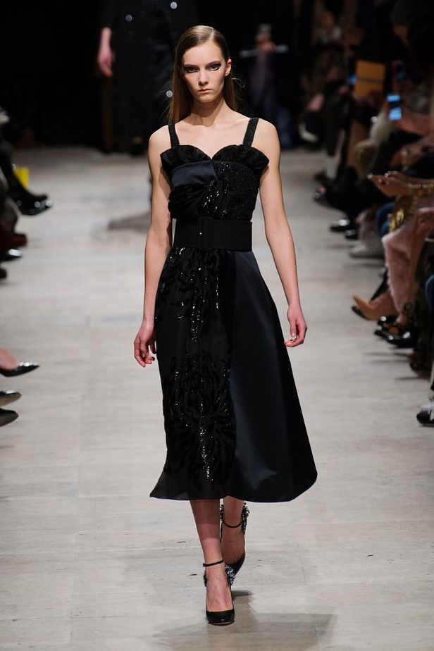 تصاميم دافئة وباريسية في عرض  Rochas