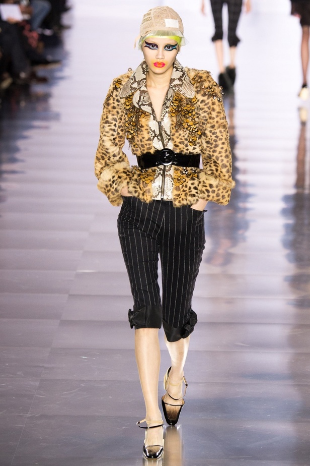 Galliano يعيد الفانتازيا للموضة في عرض Maison Margiela