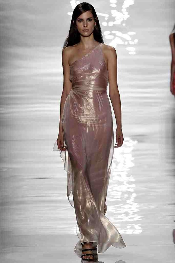 REEM ACRA تغزل الأنوثة بخيوط رومانسية