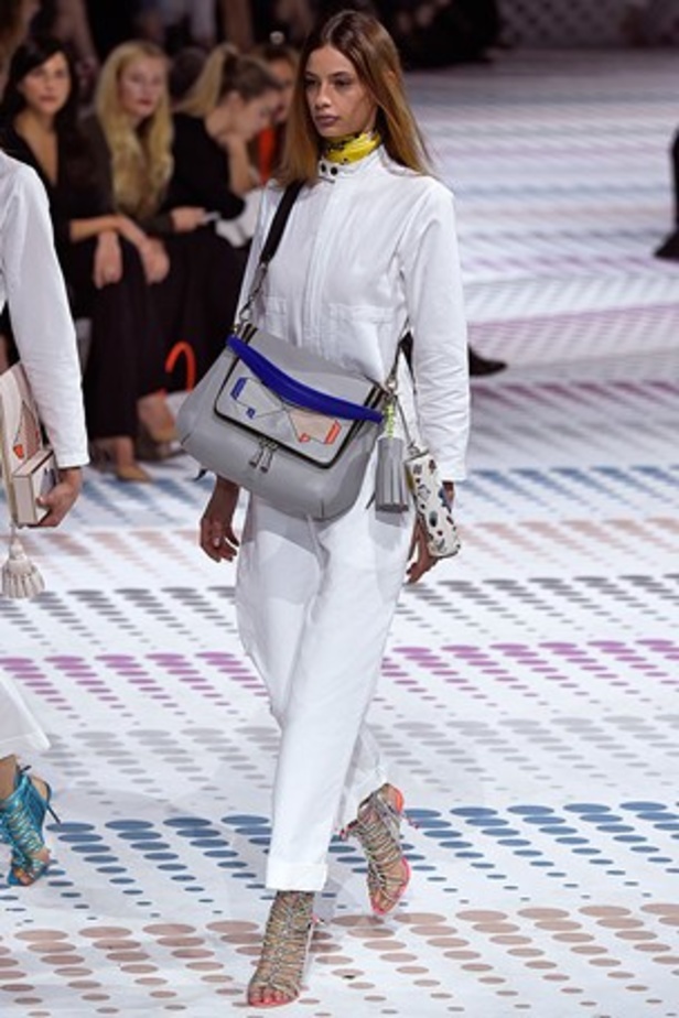 "الحقائب أيضاً لها مشاعر" في عرض Anya Hindmarch