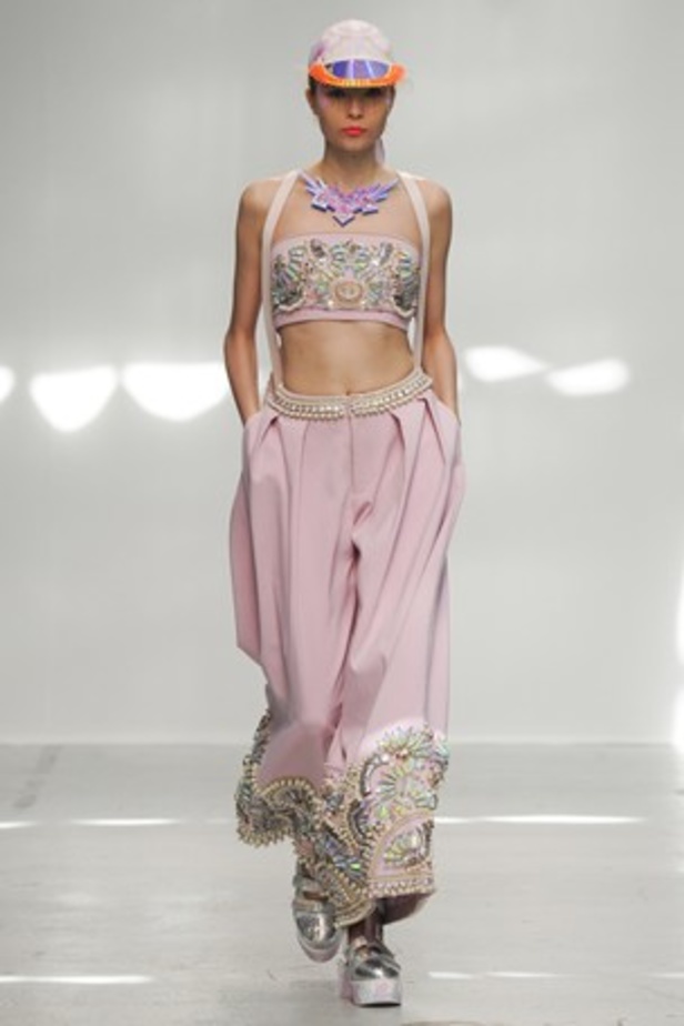 ورود ونقوش ملكية تحاكي مجموعة MANISH ARORA