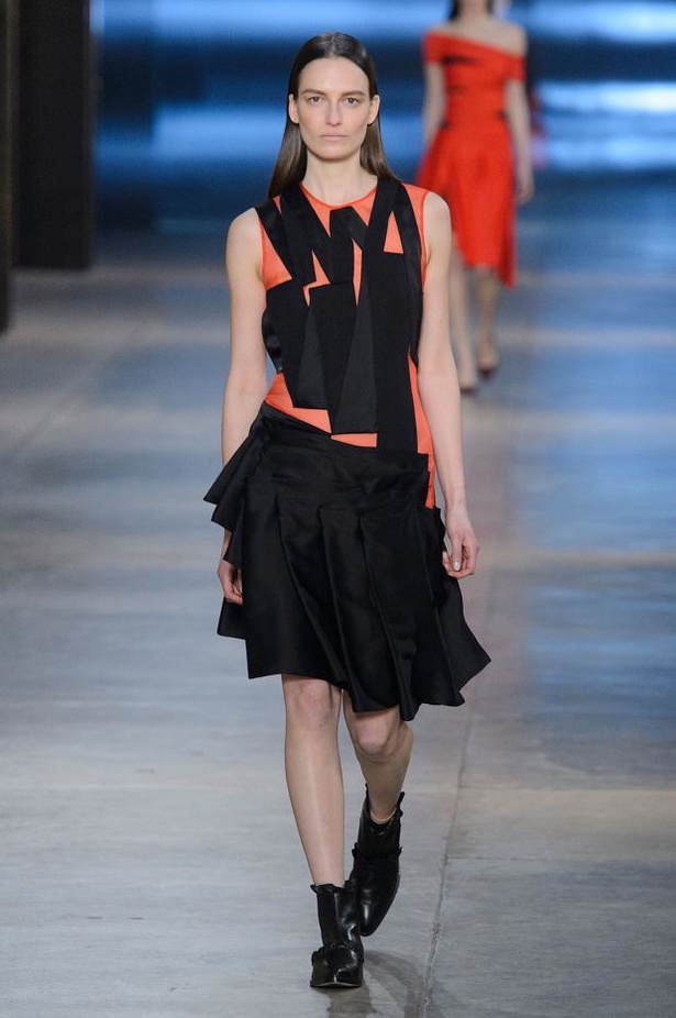 Christopher Kane يعشق الفساتين المنقوشة بجلد التمساح