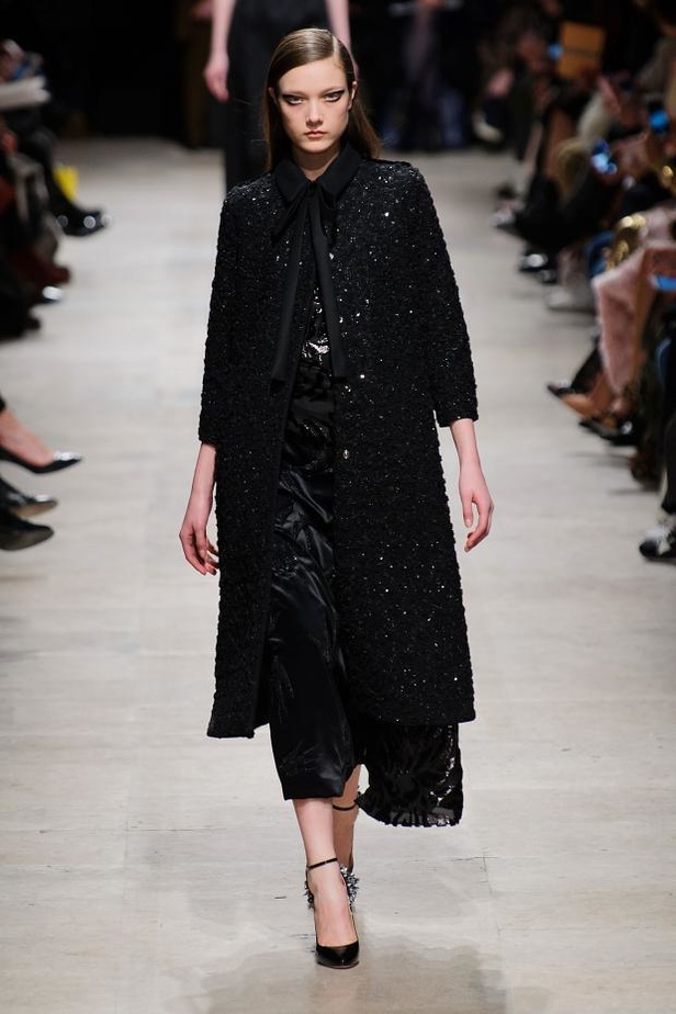 تصاميم دافئة وباريسية في عرض  Rochas