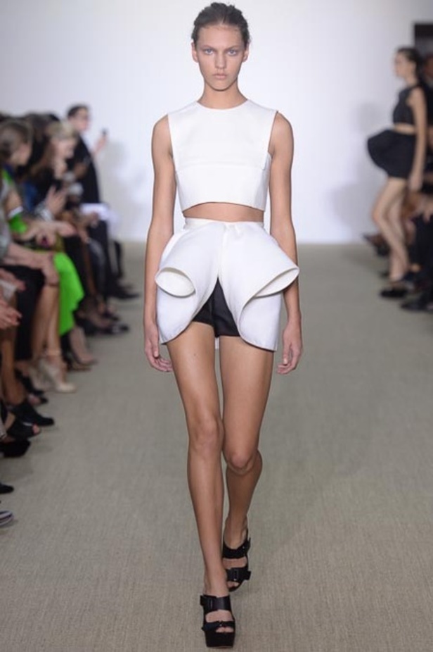 Giambattista Valli: السراويل القصيرة سحر الانوثة