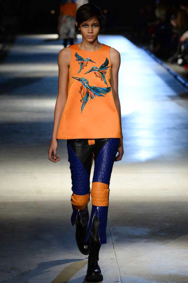 أزياء Giles... تفاصيل صغيرة تصنع الدهشة