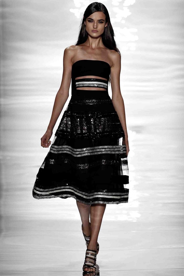 REEM ACRA تغزل الأنوثة بخيوط رومانسية