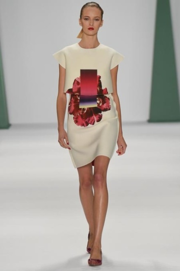 كارولينا هيريرا تنعش الصيف بأرقى الألوان والأزهار