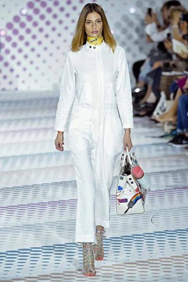 "الحقائب أيضاً لها مشاعر" في عرض Anya Hindmarch