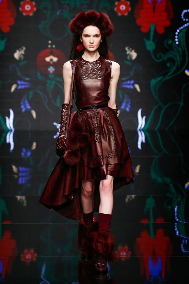 لمسات الفرو والشراريب تغمر عروض Aigner