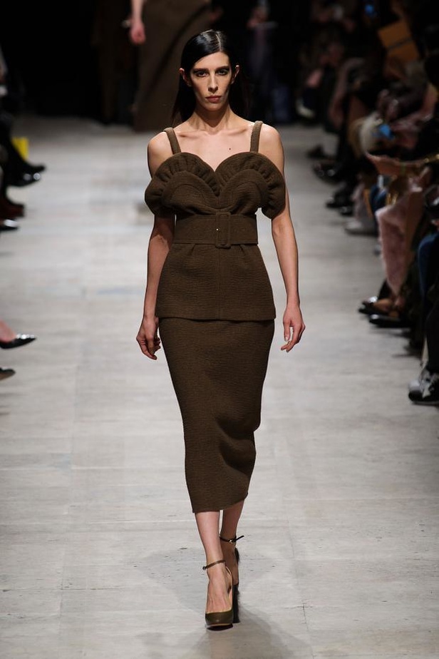 تصاميم دافئة وباريسية في عرض  Rochas