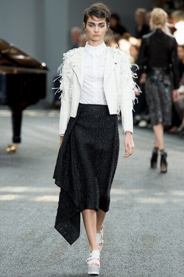 Erdem:  قبّة العنق  موضة مستمرة