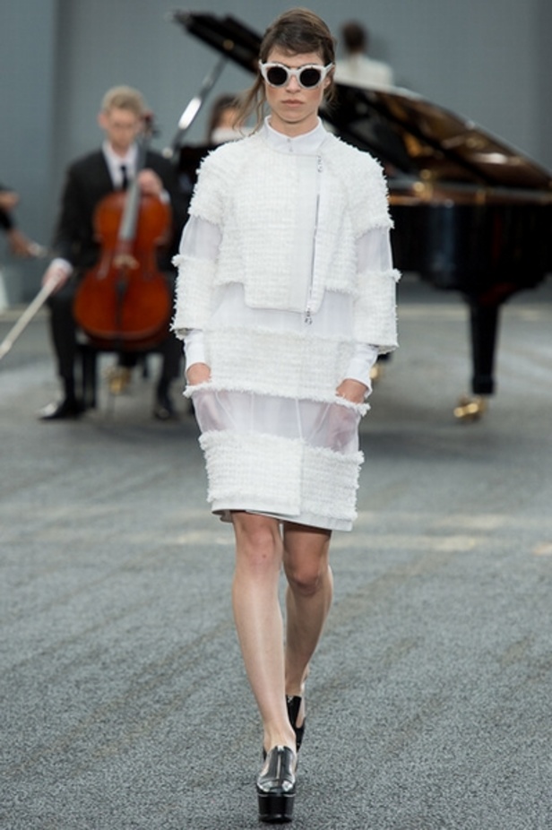 Erdem:  قبّة العنق  موضة مستمرة