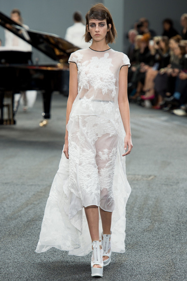 Erdem:  قبّة العنق  موضة مستمرة