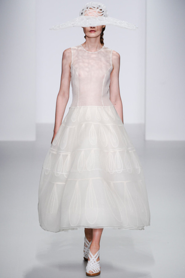 John Rocha لمسات مرحة وجريئة