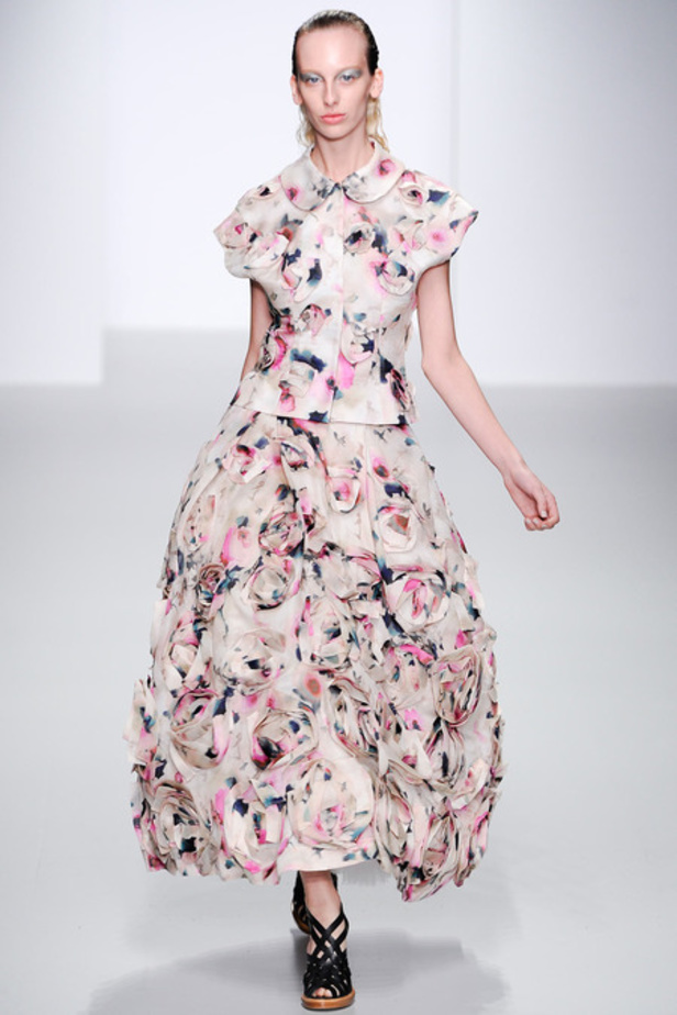 John Rocha لمسات مرحة وجريئة