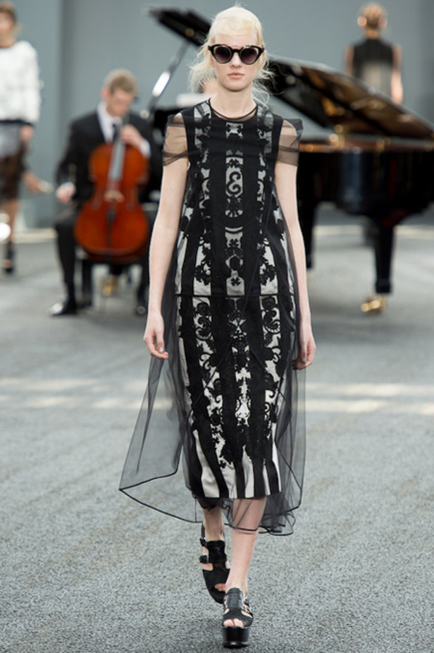 Erdem:  قبّة العنق  موضة مستمرة