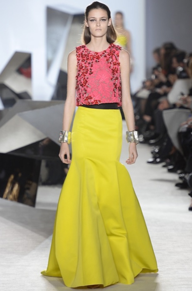 فستان بعقدة معقوصة حول الوركين من مجموعة Giambattista Valli SS 2014