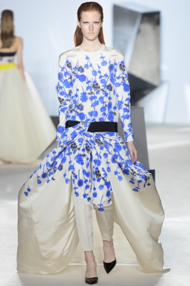 فستان بعقدة معقوصة حول الوركين من مجموعة Giambattista Valli SS 2014