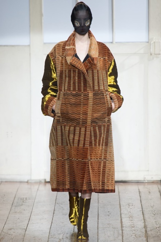مزيج من الأقمشة الغريبة في مجموعة Maison Martin Margiela