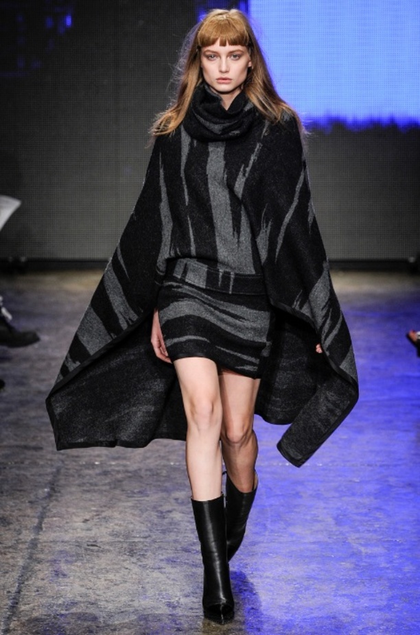 المصممة دونا كاران في نهاية عرض مجموعتها لخريف 2014 من أسبوع نيويورك للأزياء