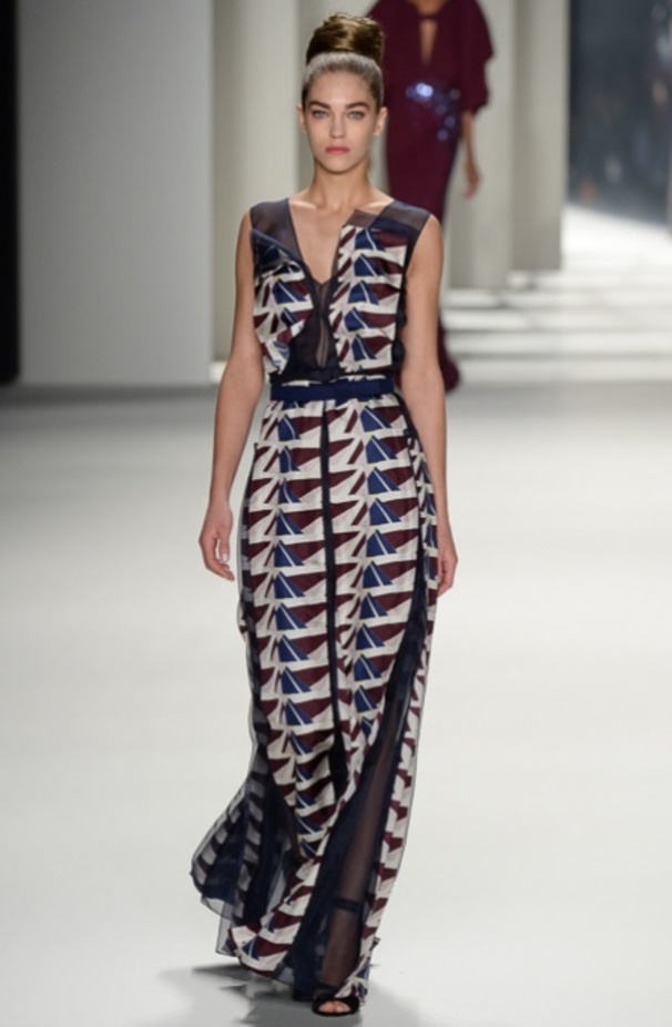  المصممة كارولينا هيريرا تطل على الحضور في نهاية عرض مجموعتها لخريف 2014.