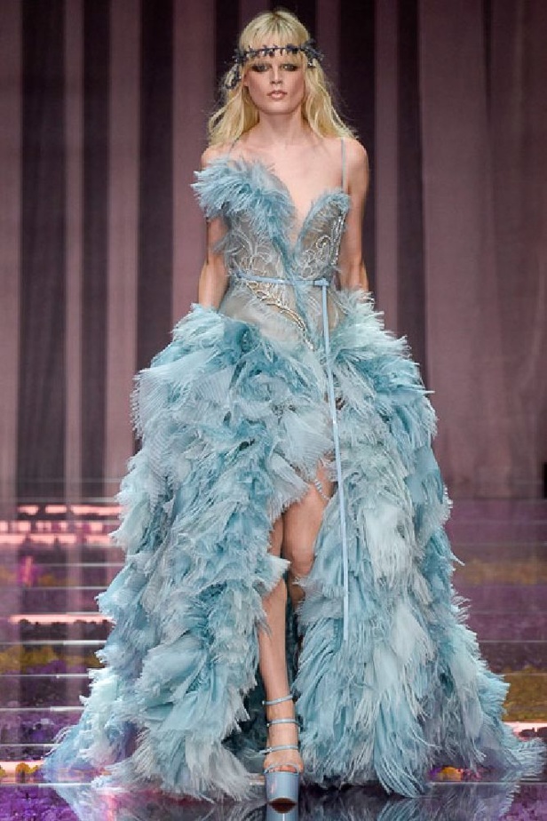 دار Versace تستبدل قوتها بالأنوثة والرومانسية