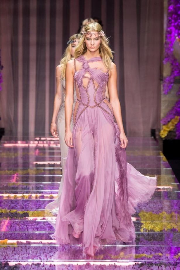 دار Versace تستبدل قوتها بالأنوثة والرومانسية