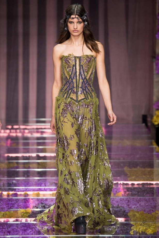 دار Versace تستبدل قوتها بالأنوثة والرومانسية