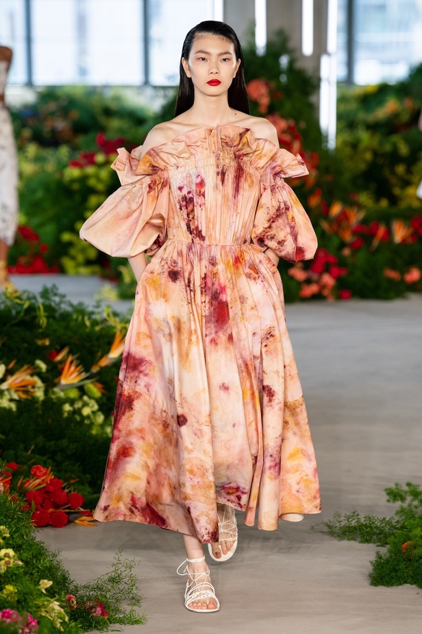 مجموعة Jason Wu لربيع وصيف 2022 عودة إلى الطبيعة بتصاميم ساحرة