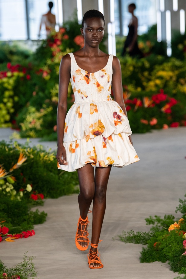مجموعة Jason Wu لربيع وصيف 2022 عودة إلى الطبيعة بتصاميم ساحرة