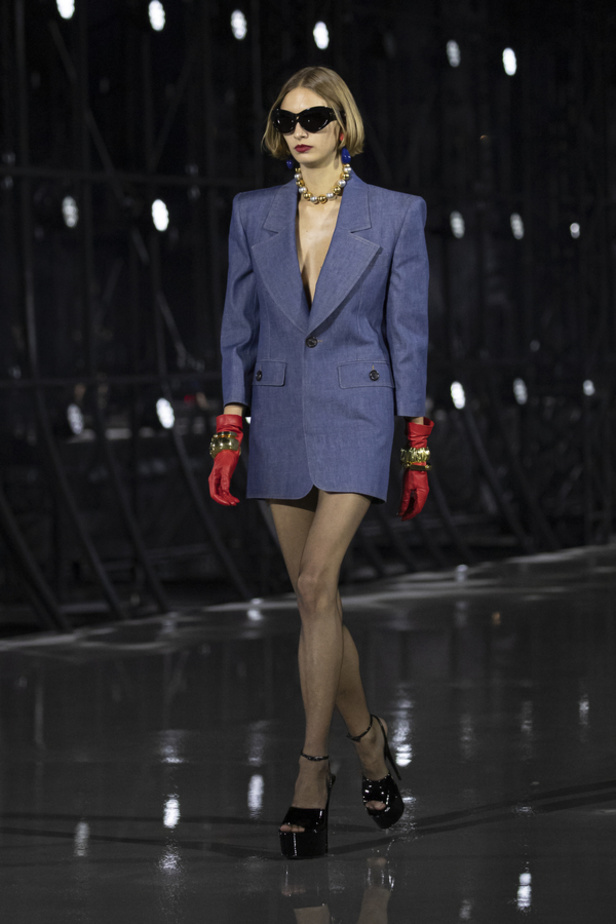 عرض أزياء مجموعة Saint Laurent لربيع وصيف 2022 من أسبوع الموضة في باريس