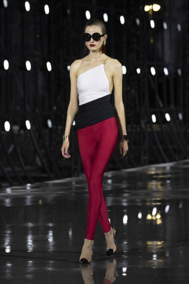 عرض أزياء مجموعة Saint Laurent لربيع وصيف 2022 من أسبوع الموضة في باريس