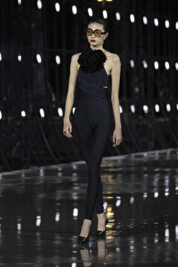 عرض أزياء مجموعة Saint Laurent لربيع وصيف 2022 من أسبوع الموضة في باريس