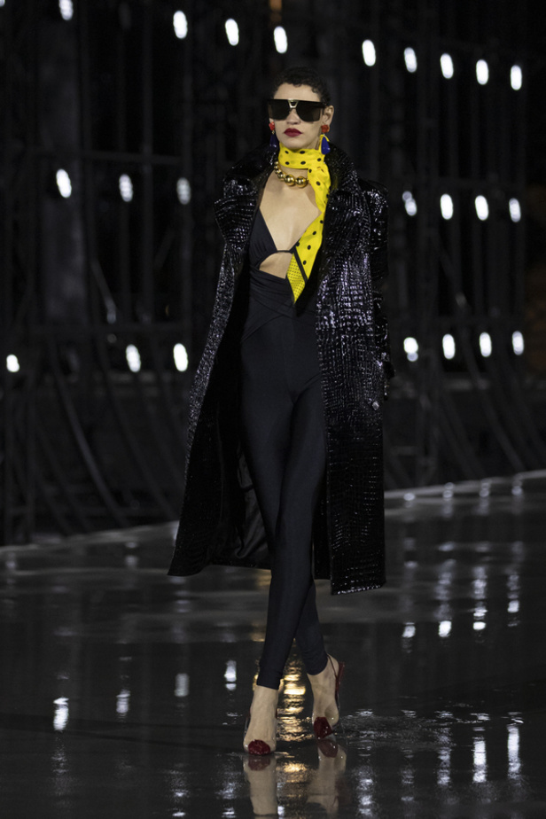 عرض أزياء مجموعة Saint Laurent لربيع وصيف 2022 من أسبوع الموضة في باريس