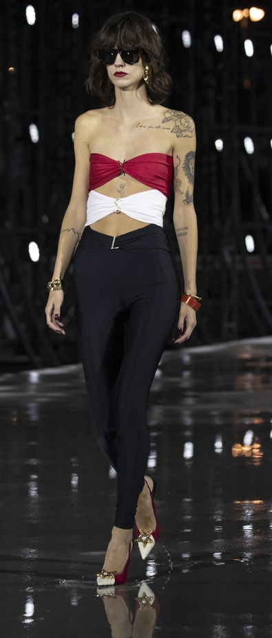 عرض أزياء مجموعة Saint Laurent لربيع وصيف 2022 من أسبوع الموضة في باريس