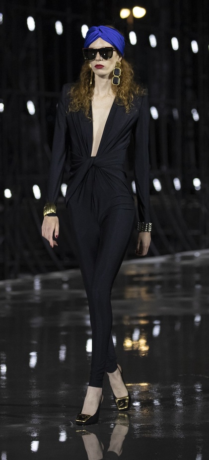 عرض أزياء مجموعة Saint Laurent لربيع وصيف 2022 من أسبوع الموضة في باريس