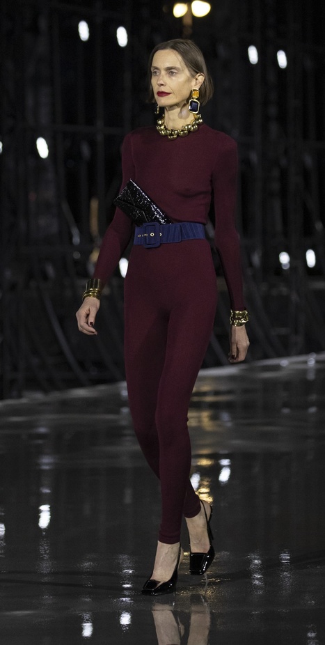 عرض أزياء مجموعة Saint Laurent لربيع وصيف 2022 من أسبوع الموضة في باريس