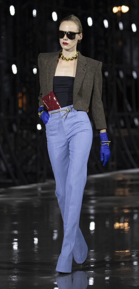 عرض أزياء مجموعة Saint Laurent لربيع وصيف 2022 من أسبوع الموضة في باريس