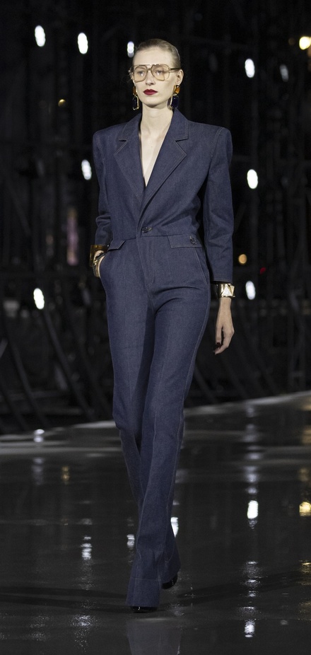 عرض أزياء مجموعة Saint Laurent لربيع وصيف 2022 من أسبوع الموضة في باريس