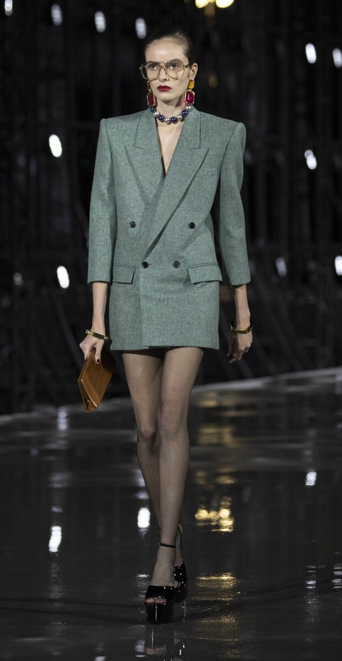 عرض أزياء مجموعة Saint Laurent لربيع وصيف 2022 من أسبوع الموضة في باريس